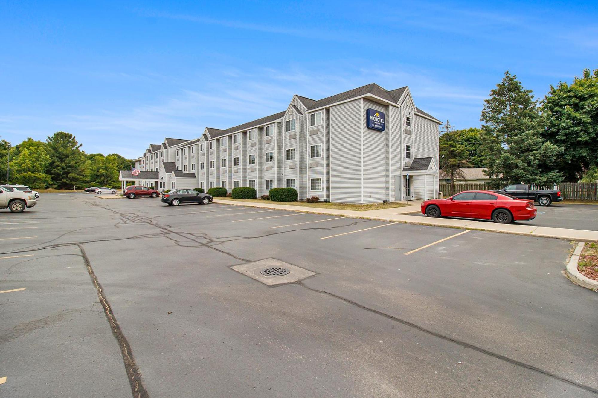 Microtel Inn And Suites Manistee Exterior photo